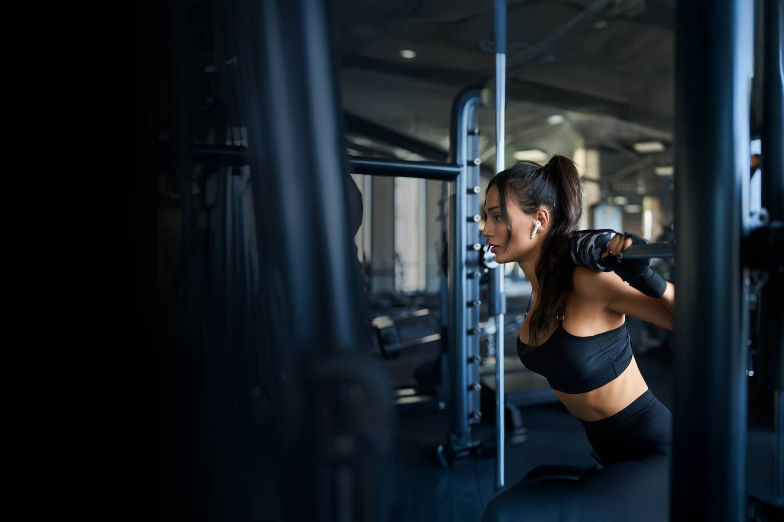 Aluna treinando musculação na Athos Academia